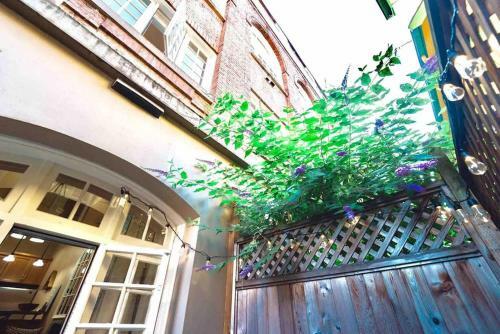 Luxe Condo W/ Private Garden Downtown Victoria
