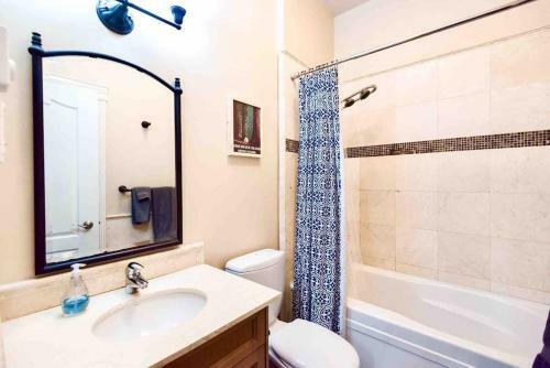 Luxe Condo W/ Private Garden Downtown Victoria