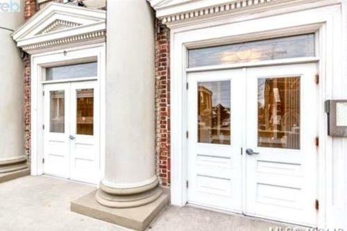 Luxe Condo W/ Private Garden Downtown Victoria