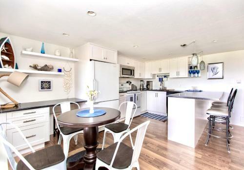 Beach Front Oasis 15 Mins From Downtown Victoria