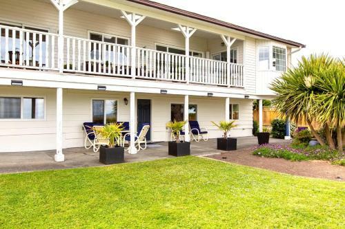 Beach Front Oasis 15 Mins From Downtown Victoria