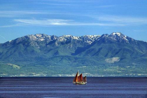 Beach Front Oasis 15 Mins From Downtown Victoria