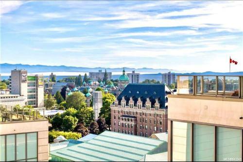 Luxe Downtown Condo With Stunning Views !!