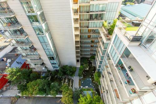 Luxe Downtown Condo With Stunning Views !!