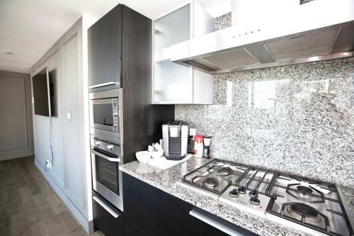 Luxe Downtown Condo With Stunning Views !!