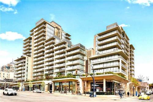 Luxe Downtown Condo With Stunning Views !!
