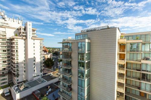 Luxe Downtown Condo With Stunning Views !!