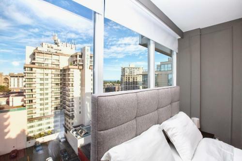 Luxe Downtown Condo With Stunning Views !!