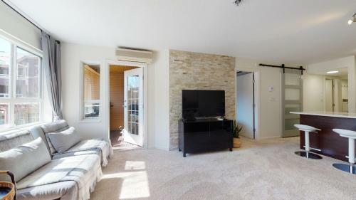 Beautiful Marketplace Condo With Mountain Views