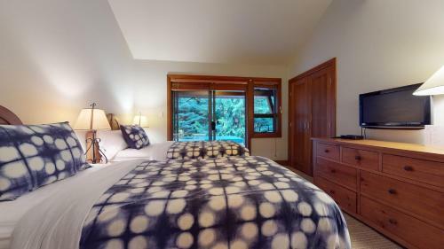 Spacious Chalet With Private Hot Tub By Harmony Whistler