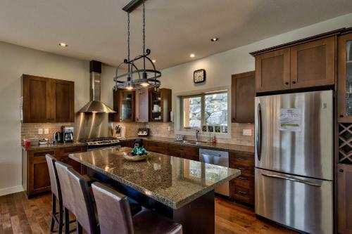 Peaks Retreat + Suite By Bear Country