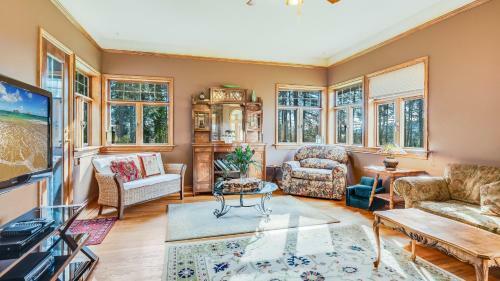 Deep Cove Estate With Pool