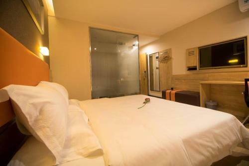 Hotel 7days Premium Yizhou Train Staiton Branch