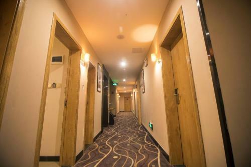 Hotel 7days Premium Yizhou Train Staiton Branch