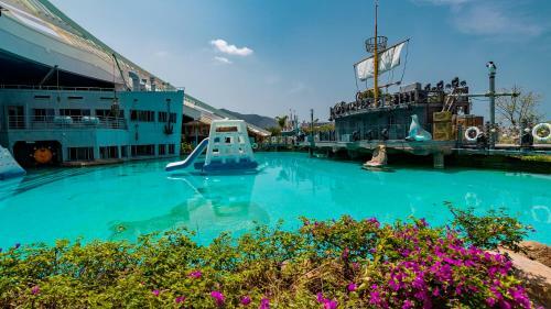 Hotel Big White Whale Ocean Exploration World