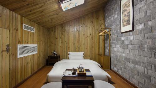 Floral Hotel Fengxue Yeguiren
