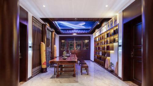 Floral Hotel Fengxue Yeguiren