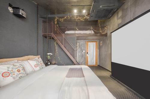 Wuzhen Shiguang Liusheng Gongyi Hotel