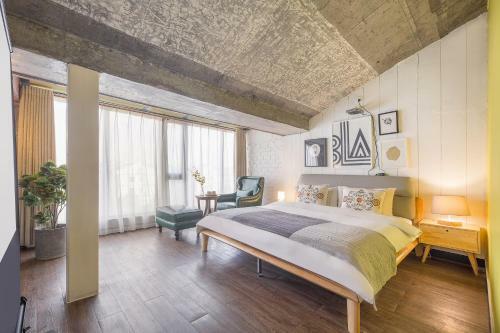 Wuzhen Shiguang Liusheng Gongyi Hotel