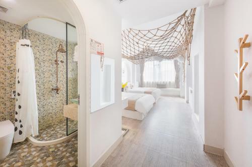Wuzhen Shiguang Liusheng Gongyi Hotel