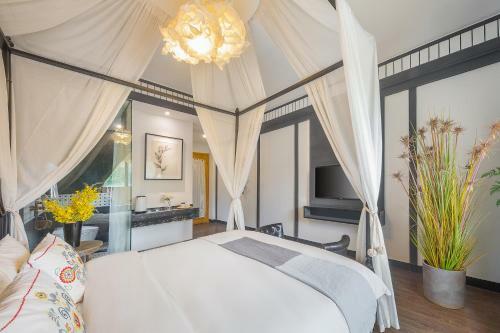 Wuzhen Shiguang Liusheng Gongyi Hotel