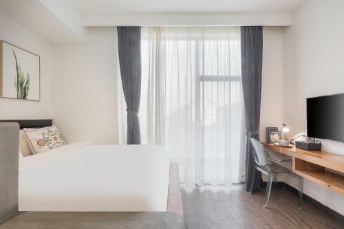 Wuzhen Shiguang Liusheng Gongyi Hotel