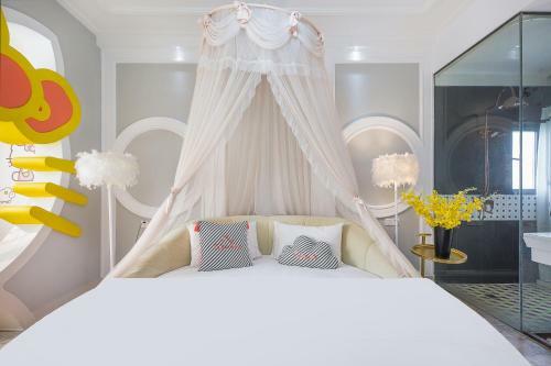 Wuzhen Shiguang Liusheng Gongyi Hotel