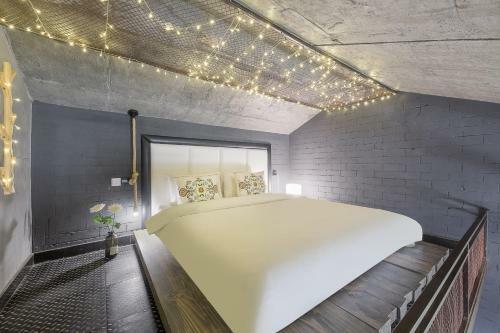 Wuzhen Shiguang Liusheng Gongyi Hotel