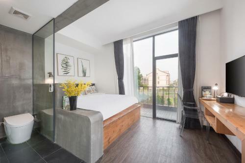 Wuzhen Shiguang Liusheng Gongyi Hotel
