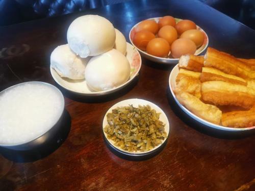 Wuzhen Shiguang Liusheng Gongyi Hotel