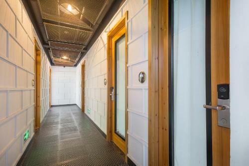 Wuzhen Shiguang Liusheng Gongyi Hotel