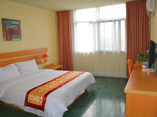 Shell Xinyu City Railway Station Plaza Hotel