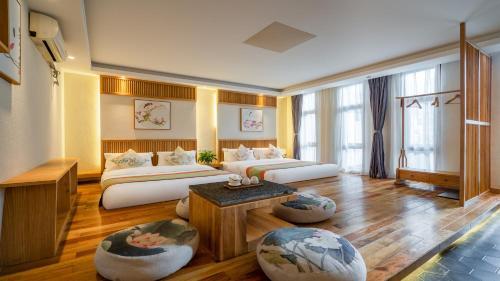 Floral Hotel � Silver Moon Dali