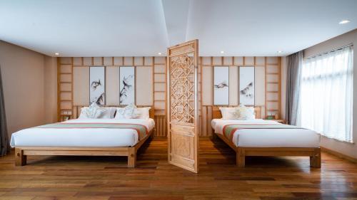 Floral Hotel � Silver Moon Dali