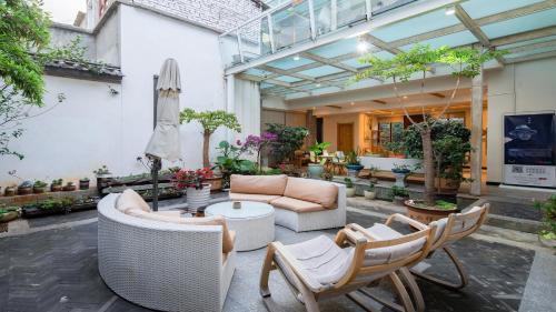 Floral Hotel � Silver Moon Dali