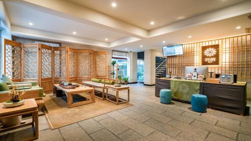 Floral Hotel � Silver Moon Dali