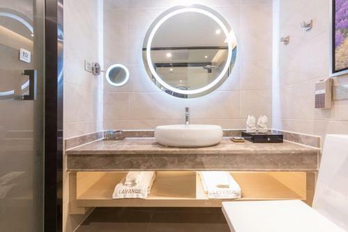 Lavande Hotel Heyuan Wanlong City
