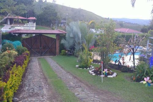 Apartamento Finca de 4 Cuartos Y Piscina