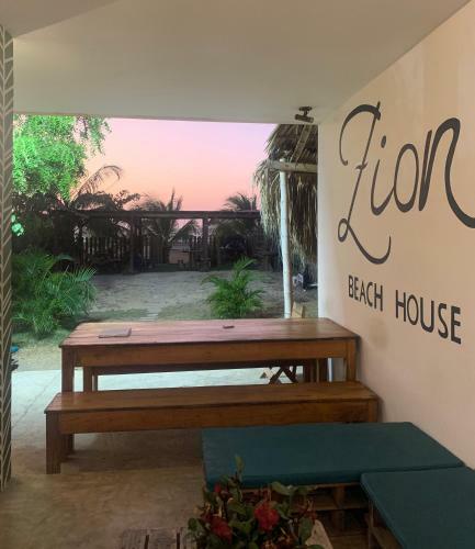 Albergue Zion Beach House
