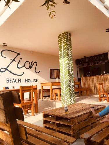 Albergue Zion Beach House