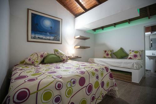 Hostal West House Rooms