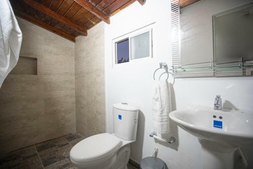 Hostal West House Rooms