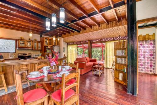 La Casa Del Mango, Ocean And Mountain Views & Pool