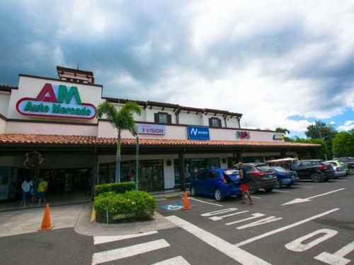 Apartamento Colorful Classy Modern Split Level Unit Near Beach In Coco With Pool