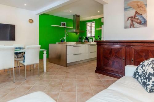Apartamento Colorful Classy Modern Split Level Unit Near Beach In Coco With Pool