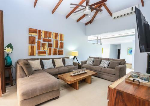 Casa Tres Cocos, Elegant Beachfront Home