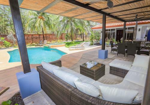 Casa Tres Cocos, Elegant Beachfront Home