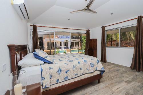Casa Tres Cocos, Elegant Beachfront Home