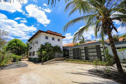 Casa Tres Cocos, Elegant Beachfront Home