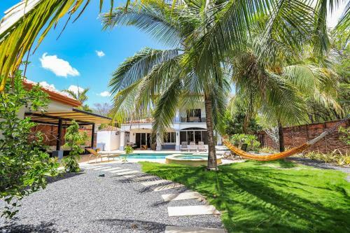 Casa Tres Cocos, Elegant Beachfront Home